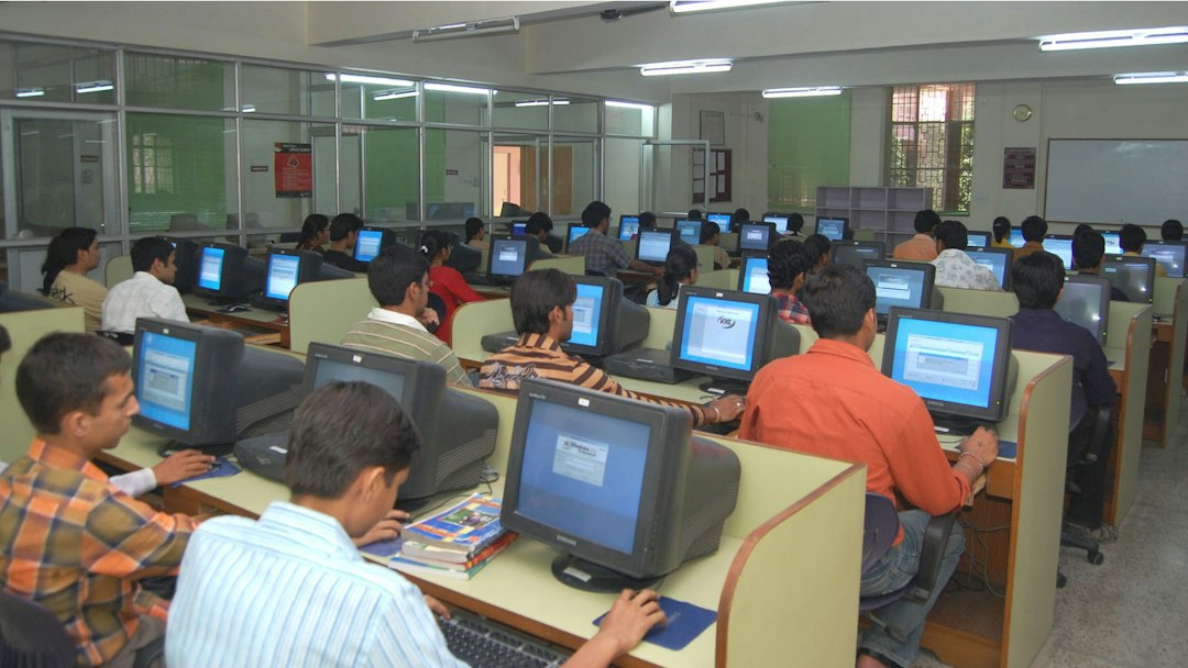 University computer lab, illustrating debate over an AI development slowdown.
